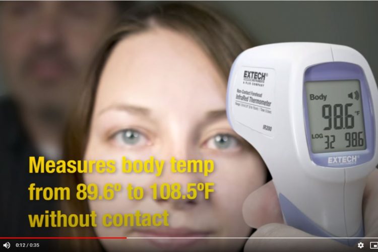 Toma de temperatura con termómetro infrarrojo